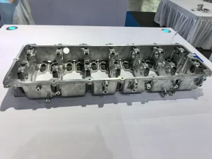 Engine or transmission casing die casting component with multiple slots