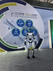 Посетители взаимодействуют с командой Syx Die Casting на China Expo